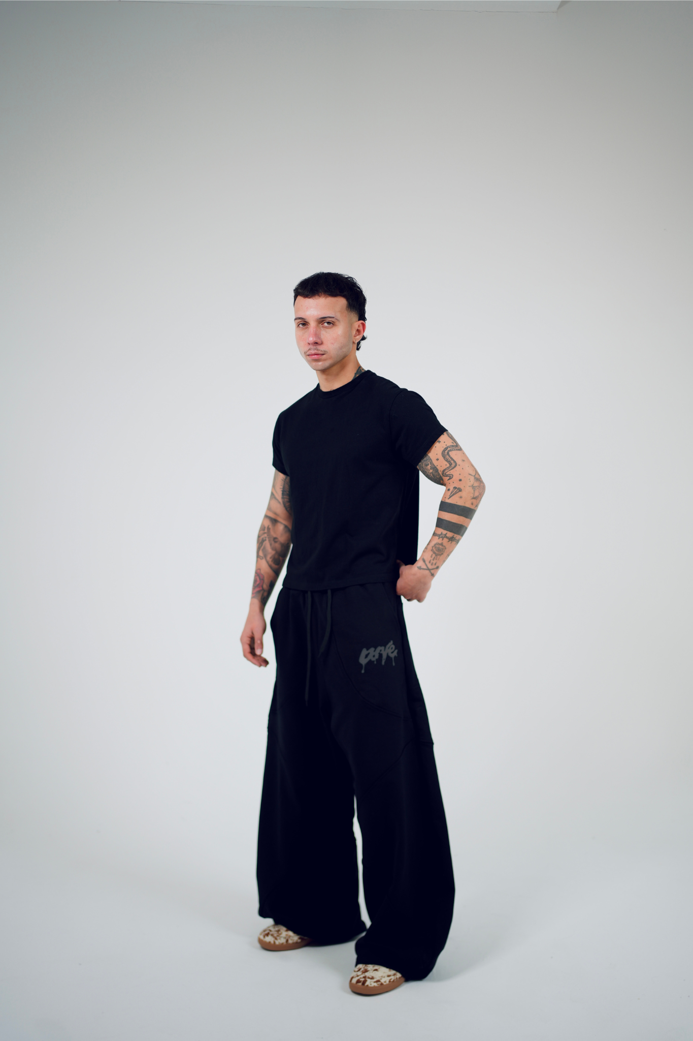 CHAOS BLACK SWEATPANTS